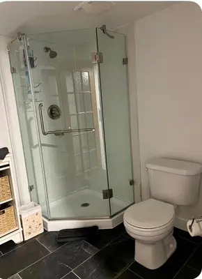 a bathroom with a shower and a toilet at Studio moderne et tranquille in Montréal