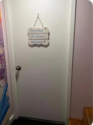 a door with a sign that reads welcome to the guest bathroom at Studio moderne et tranquille in Montréal