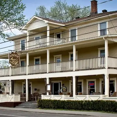 Auberge Ayer's Cliff