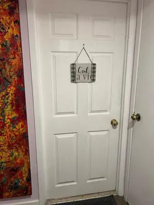 a white door with a sign that reads cat a ville at Appartement privé et calme in Montréal