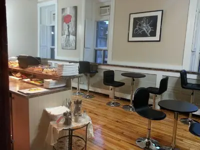 a room with chairs and a bar with a counter at Hotel Abri du Voyageur in Montréal