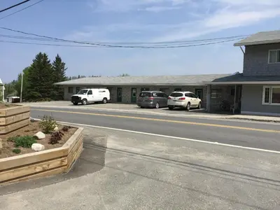 two cars parked in front of a building at Hotel Motel Arnold in Woburn
