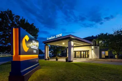 a cedar inn sign in front of a building at Comfort Inn Montreal Aeroport in Pointe-Claire