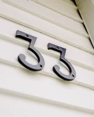 a house number on the side of a house at Auberge Sutton Brouerie in Sutton
