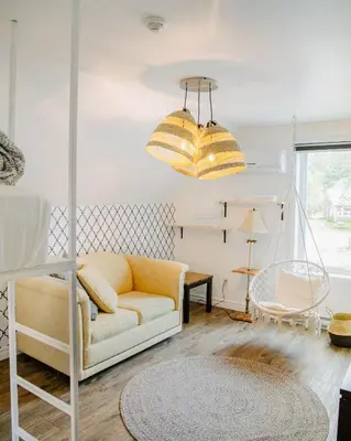 a living room with a couch and a bed at Auberge Sutton Brouerie in Sutton