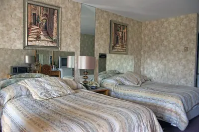 a hotel room with two beds in a room at Motel Bellevue in Saint-Joseph-de-Beauce