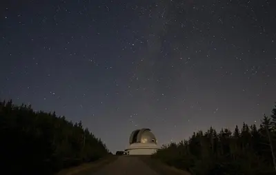 a observatory on a road under a starry sky at Aux Retrouvailles spa à l'année in Lac-Mégantic
