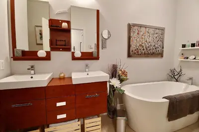 a bathroom with two sinks and a bath tub at Le 204 Champlain Bromont in Bromont