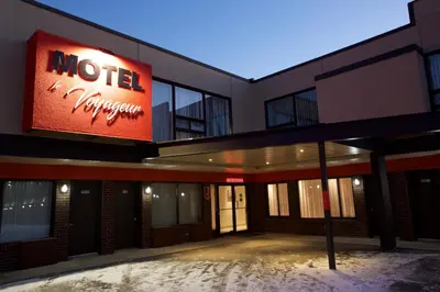 a motel sign on the side of a building at Hôtel Motel Le Voyageur in Saint-Georges
