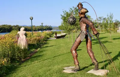 a statue of a man in a suit with a bow at Maison du lac in Lac-Mégantic