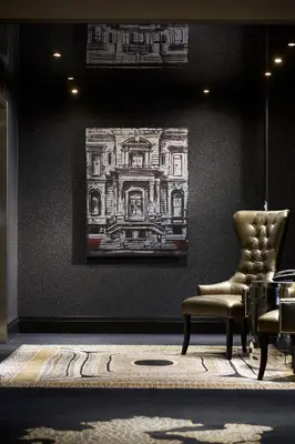 a chair in a room with a drawing on the wall at Le Mount Stephen in Montréal