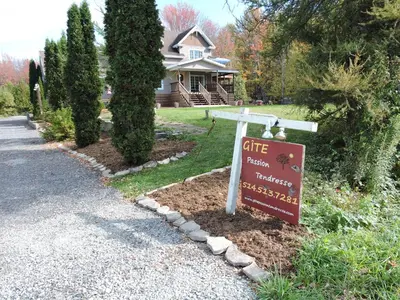 a sign in a yard in front of a house at Gite Passion et Tendresse B&B in Shefford