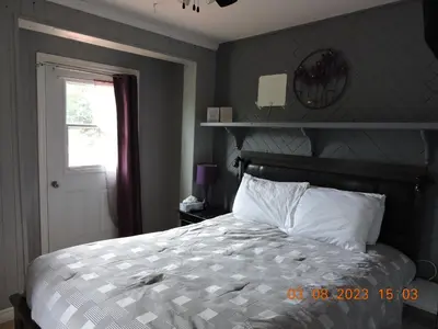 a bedroom with a bed and a window at Gite Passion et Tendresse B&B in Shefford