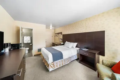 a hotel room with a bed and a desk at Hotel-Motel Coconut in Trois-Rivières