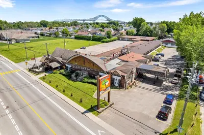 an overhead view of a town with a building and a street at Hotel-Motel Coconut in Trois-Rivières