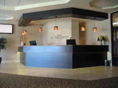 a lobby with a reception desk in a building at Le President Sherbrooke in Sherbrooke