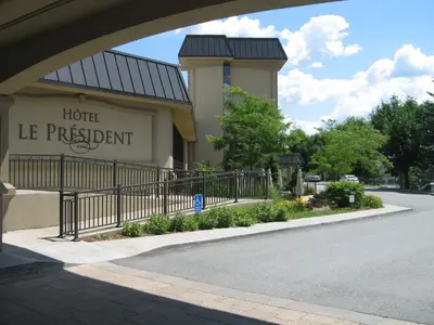 a building with a sign that reads hotel le president at Le President Sherbrooke in Sherbrooke