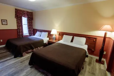 a hotel room with two beds and a window at Hotel Casa Bella in Montréal