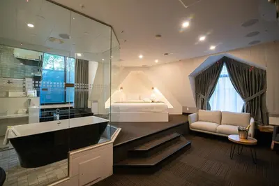 a bathroom with a tub and a bedroom with a bed at Hôtel Le Rivage in Rosemère