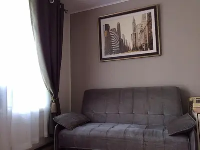 a living room with a couch and a picture on the wall at Motel de la Pente Douce in Magog-Orford