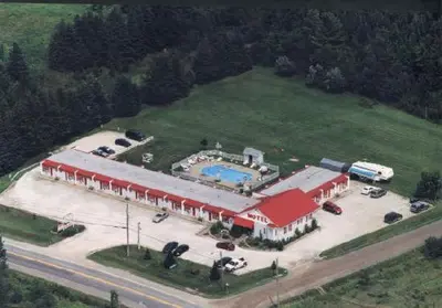an overhead view of a large building with a pool at Motel de la Pente Douce in Magog-Orford