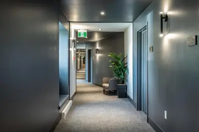 a corridor of a hallway with a hallway at Hôtel Versō in Magog-Orford