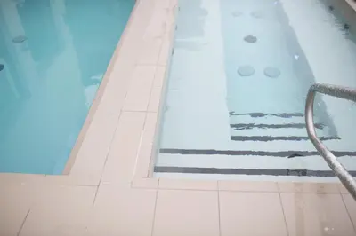 a swimming pool in a building at Espace 4 Saisons in Magog-Orford