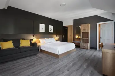 a hotel room with a bed and a couch at Espace 4 Saisons in Magog-Orford