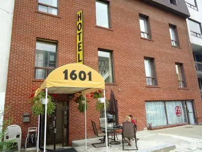 a building with a yellow sign in front of it at Hotel Bon Accueil in Montréal