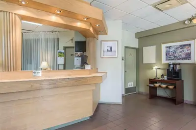 a waiting room with a cashierasteryasteryasteryasteryasteryasteryasteryasteryastery at Quality Hotel & Suites in Sherbrooke