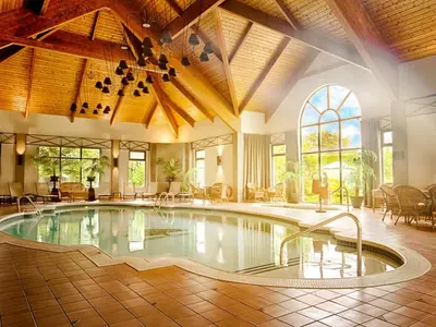 an indoor pool in a large room with a large ceiling at Auberge Godefroy in Bécancour