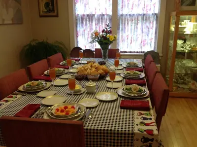 a long table with food and drinks on it at Gîte Saint-Laurent in Trois-Rivières