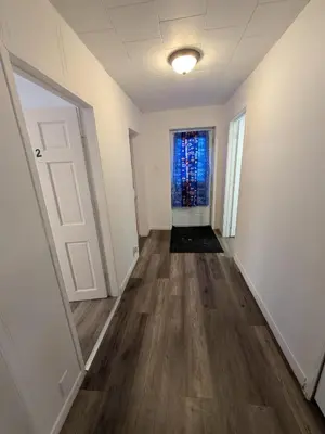 an empty hallway with a door and a window at Motel LA RÉFÉRENCE in Trois-Rivières