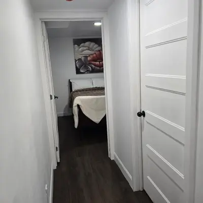 a hallway with a door leading to a bedroom at Motel LA RÉFÉRENCE in Trois-Rivières