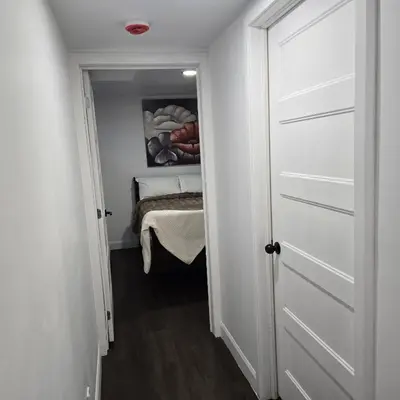 a hallway with a door leading to a bedroom at Motel LA RÉFÉRENCE in Trois-Rivières