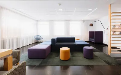 a living room with a couch and someools at Le Dauphin St-Hyacinthe in Saint-Hyacinthe