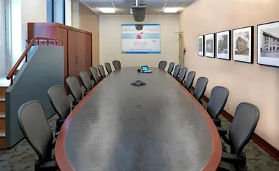 a conference room with a long table and chairs at Le Square Phillips Hôtel & Suites in Montréal