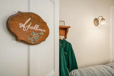 a room with a door with a sign on it at Les Matins de Victoria in Waterloo