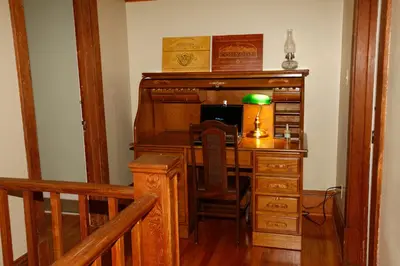 an office with a desk with a green lamp on it at Au Virage B&B in Magog-Orford