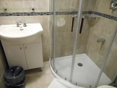 a bathroom with a shower and a sink at Hotel Victor in Montréal