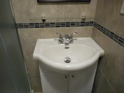 a white sink in a bathroom with a mirror at Hotel Victor in Montréal