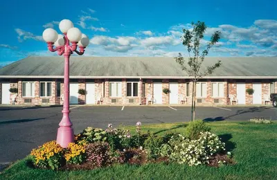 a pink light pole in front of a building at Motel Invitation in Sainte-Marie