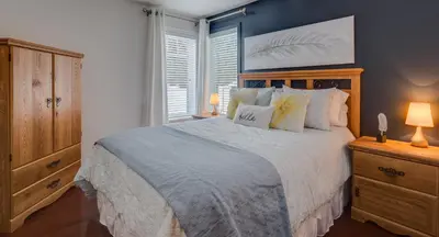 a bedroom with a large bed and a window at Condo Entre Ville/Nature in Magog-Orford
