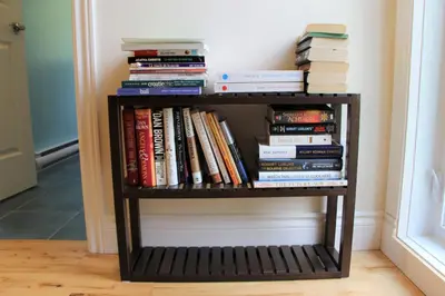 a book shelf filled with books next to a door at La Maison Jaune D'Eastman in Eastman