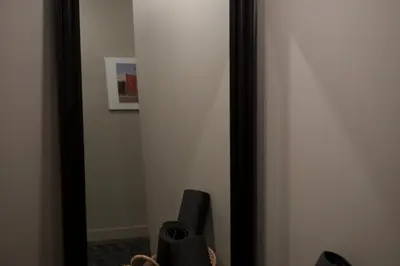 a mirror in the corner of a room at Maison Saint-Vincent By Maisons & co in Montréal