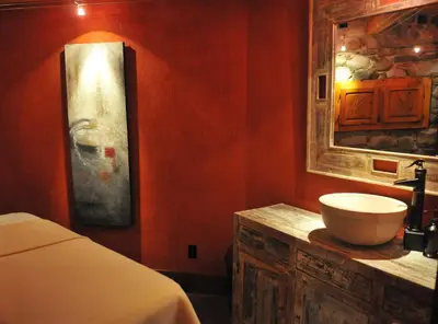 a bathroom with a sink and a mirror at Manoir Ramezay in Marieville