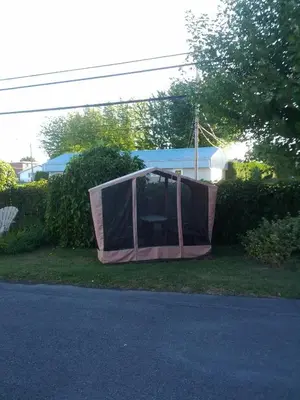 a tent sitting on the grass near a street at Motel Montgolfière JP in Saint-Jean-sur-Richelieu