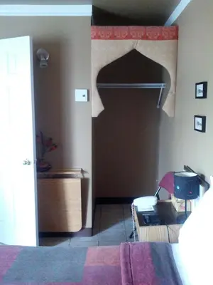 a room with a bedroom with a bed and a table at Motel Montgolfière JP in Saint-Jean-sur-Richelieu