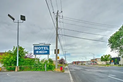 a motel sign on the side of a street at Motel R-100 in Longueuil