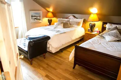 a bedroom with two beds and two lamps at Le Gite A Margot in Bromont